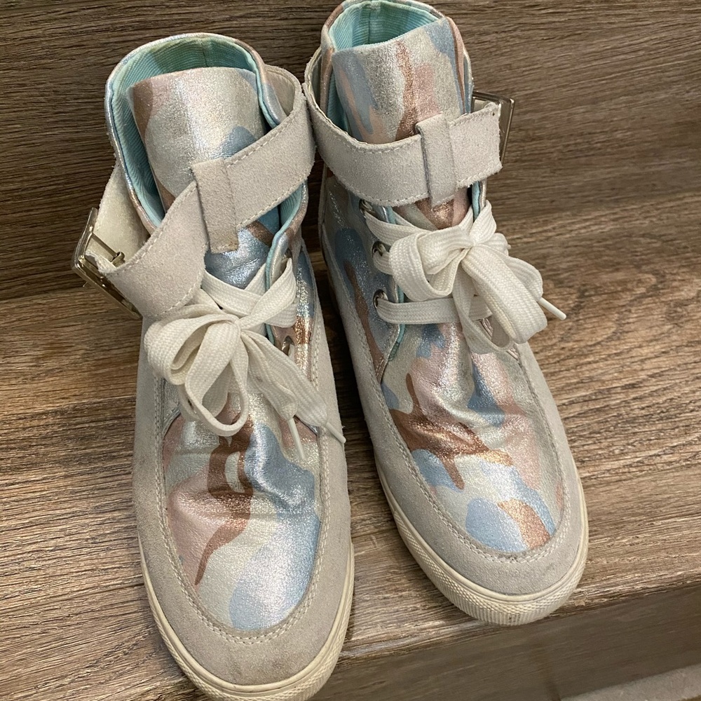 Sneakers - Picture 2 of 3